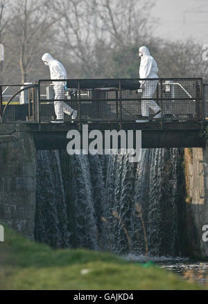 Der Körper eines Mannes wird aus dem Bluebell-Bereich des Canale Grande in Dublin entfernt, nachdem er in den Kopf geschossen wurde. Stockfoto