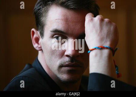 Hollywood-Star Jonathan Rhys-Meyers trägt das Armband der Wohltätigkeitsorganisation im Clarence Hotel, Dublin, als er seine Pläne enthüllte, sich für die Rechte der Kinder zu einsetzen, die auf den Straßen von Kalkutta leben. Stockfoto