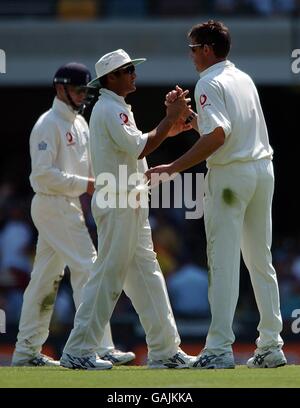 Cricket - The Ashes - erster Test - zweiter Tag - Australien - England. Die Engländerin Ashley Giles feiert mit Mark Butcher, nachdem sie den Australier Glenn McGrath aufgeholt hat Stockfoto