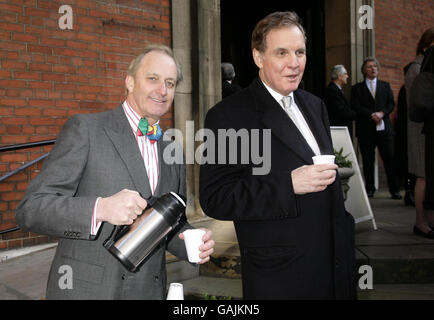 Neil Hamilton (links) und Jonathan Aitken kommen zu einem Gedenkgottesdienst für den verstorbenen Sender Ned Sherrin CBE, der in der St. Paul's Church in Covent Garden, im Zentrum von London, abgehalten wird. Stockfoto