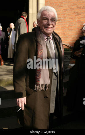 Barry Cryer verlässt einen Gedenkgottesdienst für den verstorbenen Sender Ned Sherrin CBE, der in der St. Paul's Church in Covent Garden, im Zentrum von London, abgehalten wird. Stockfoto