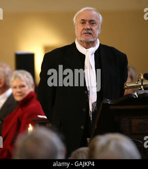 Victor Spinetti hält eine Lesung, während Dame Judi Dench (Hintergrund links) während des Gedenkgottesdienstes für den verstorbenen Sender Ned Sherrin CBE in der St. Paul's Church in Covent Garden im Zentrum von London nachschaut. Stockfoto