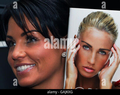 Katie Price, besser bekannt als Model Jordan, signiert Kopien ihres neuen Buches „Jordan: Pushed to the Limit“ in Waterstones Edinburgh. DRÜCKEN SIE VERBANDSFOTO Stockfoto