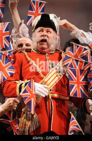 Barry Clark, der Major General Stanley spielt, spielt eine Szene aus den Piraten von Penzance - die vom 18. Februar bis zum 1. März läuft - im Gielgud Theatre in der Shaftesbury Avenue im Zentrum von London. Stockfoto