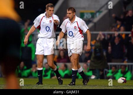 Rugby Union - International Friendly - England gegen Australien. Will Greenwood (l) von England weist Ben Cohen (r) nach seinem Versuch etwas vor Stockfoto