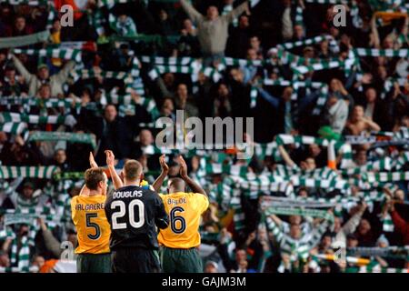 (L-R) die keltischen Joos Valgaeren, Robert Douglas und Bobo Balde applaudieren den Reisenden Fans Stockfoto