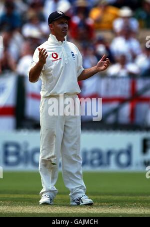 Cricket - The Ashes - Zweiter Test - Dritter Tag - Australien V England.. Englands Kapitän Nasser Hussain scheint keine Optionen mehr zu haben, als er sein Feld gegen Australien arrangiert Stockfoto