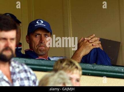 Cricket - die Asche - zweiter Test - Vierter Tag - Australien V England.. Englands Kapitän Nasser Hussain sieht unbeeindruckt aus, als er seine Seite zu einer Niederlage gegen Australien gleiten sieht Stockfoto