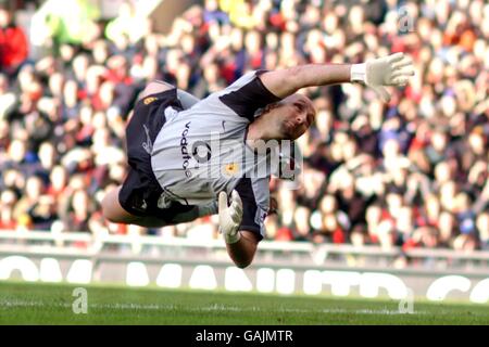 Fußball - FA Barclaycard Premiership - Manchester United / Newcastle United. Manchester-United-Torhüter Fabien Barthez unternimmt einen vergeblichen Versuch, Alan Shearers Blasen-Freistoß zu erreichen Stockfoto