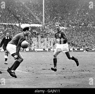 England gegen Westdeutschland - Weltcup-Finale 1966 - Wembley-Stadion. Der englische Jack Charlton (r) sieht zu, als Teamkollege George Cohen (l) den Ball mit seinem Arm zu kontrollieren scheint Stockfoto