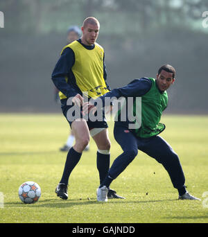 Fußball - UEFA Champions League - erste Ausscheidungsrunde - erste Etappe - Arsenal gegen AC Mailand - Arsenal Training - London Colney. Phillipe Senderos von Arsenal und Theo Walcott während des Trainings Stockfoto