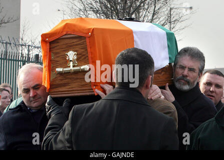 Sinn-Fein-Präsident Gerry Adams (rechts) trägt den Sarg eines ehemaligen IRA-Hungerstreikers, Brendan Hughes, im Westen von Belfast. Stockfoto