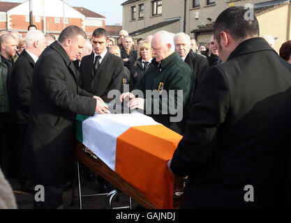 Die Baskenmütze und die Handschuhe des ehemaligen IRA-Hungerstreikers Brendan Hughes sind an seinem Sarg im Westen von Belfast befestigt. Stockfoto