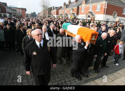 Die Beerdigung des ehemaligen IRA-Hungerstreikers Brendan Hughes trägt seinen Sarg aus seinem Haus im Westen von Belfast. Stockfoto