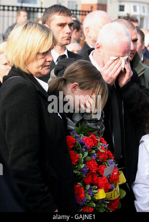 Familienmitglieder des ehemaligen IRA-Hungerstreikers Brendan Hughes nehmen an seinem Begräbnis im Westen von Belfast Teil. Stockfoto