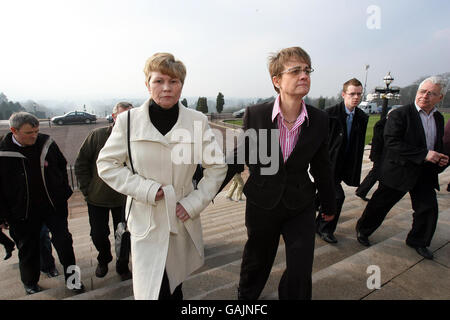 Ministerin für soziale Entwicklung, Margaret Ritchie (rechts), mit Breige Quinn, dessen Sohn Paul Quinn im Süden von Armagh ermordet wurde und heute in Stormont, Belfast, eintraf. Stockfoto