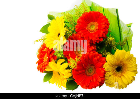 Gelbe und rote Gerbera Blumenstrauß isoliert. Gruß Hintergrund. Blumen-Grußkarte. Grußkarte. Schönen Muttertag. M Stockfoto