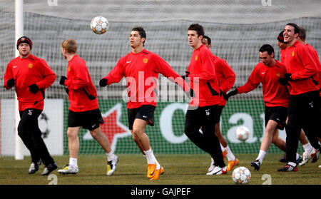 Cristiano Ronaldo von Manchester United (Mitte mit Ball) während einer Trainingseinheit im Stade Gerland in Lyon, Frankreich. Stockfoto