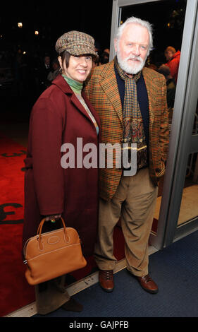 Sir Anthony Hopkins und seine Partnerin Stella Arroyave kommen zur Weltpremiere von The Bank Job im Odeon West End am Leicester Square im Zentrum von London an. Stockfoto