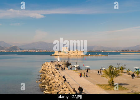 Athen, Griechenland, 27. Dezember 2015. Schöne Landschaft in Nafplio in Griechenland mit Menschen gegen alte Bourtzi Burg und den Himmel. Stockfoto