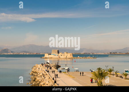 Athen, Griechenland, 27. Dezember 2015. Leben in Nafplio in Griechenland mit der alten Burg Bourtzi und den Himmel als Hintergrund. Stockfoto