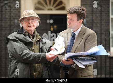 Jack Tagg, 88, Bomberpilot aus dem Zweiten Weltkrieg, aus Torquay, mit seinem Freund und Unterstützer Martin Rankin, einem GP in der Downing Street 10, London, wo er heute Schecks übergab, die von Unterstützern an Premierminister Gordon Brown geschickt wurden, um die Kosten für Augenoperationen zu decken. Stockfoto