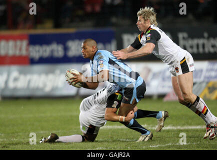 St Helens' Leon Pryce wird während des Engage Super League-Spiels im Odsal Stadium, Bradford, von Terry Newton und Glenn Morrison von Bradford angegangen. Stockfoto