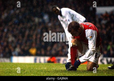 Fußball - FA Barclaycard Premiership - Tottenham Hotspur / Arsenal. Fredrik Ljungberg von Arsenal passt seine Stiefel an Stockfoto