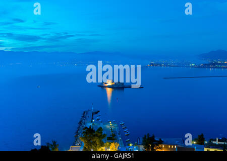 Blaue Stunde Bourtzi Burg in Nafplio in Griechenland. Stockfoto