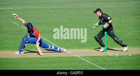 Der englische Kapitän Paul Collingwood wird vom neuseeländischen Wicketkeeper Brendon McCullum beim fünften One Day International Spiel im AMI Stadium, Christchurch, Neuseeland, gestolpert. Stockfoto