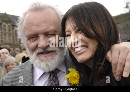 Sir Anthony Hopkins mit seiner Frau Stella bei der Enthüllung einer neun Meter hohen Bronzestatue von Tommy Cooper im Twyn Car Park in Caerphilly, Südwales. Stockfoto