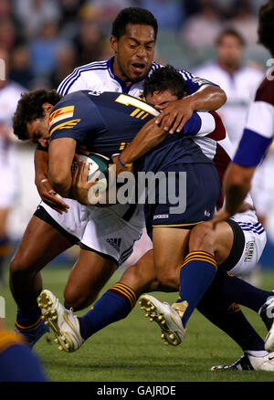 Rugby Union - Investec Super 14 - Brumbies / Highlanders. Brumbies Tyrone Smith wird von den Highlanders Alando Soakai während des Super-14-Spiels zwischen CA Brumbies und Highlanders im Canberra Stadium angegangen Stockfoto