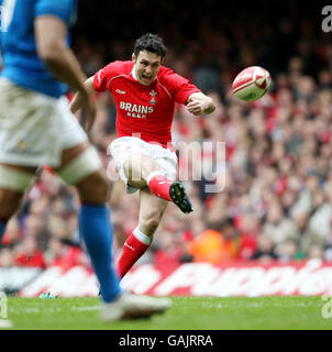 Rugby Union - RBS 6 Nations Championship 2008 - Wales gegen Italien - Millennium Stadium. Stephen Jones von Wales nimmt während des RBS 6 Nations-Spiels im Millennium Stadium in Cardiff einen weiteren Platz ein. Stockfoto