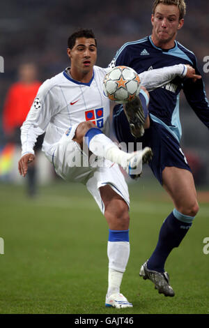 Ivan Rakitic, FC Schalke 04 (r) und Ricardo Quaresma, FC Porto, kämpfen um den Ball Stockfoto