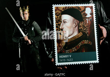 Schauspieler Geoffrey Streatfeild, der Henry V in der neuesten Produktion von „The Histories“ der Royal Shakespeare Company mit einem der 1. Klasse-Briefmarken aus der neuen Briefmarkenserie von Royal Mail, den „Houses of Lancaster and York“, spielt. Stockfoto