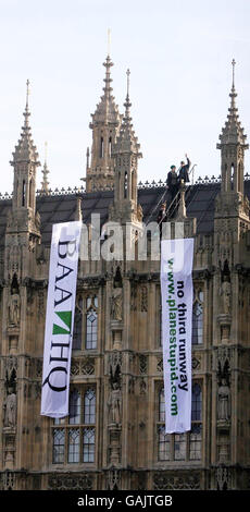 Demonstranten hängen Transparente vom Dach der Houses of Parliament, die gegen die Erweiterung des Flughafens Heathrow demonstrieren. Stockfoto