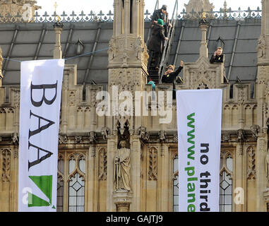 Demonstranten hängen Transparente vom Dach der Houses of Parliament, die gegen die Erweiterung des Flughafens Heathrow demonstrieren. Stockfoto