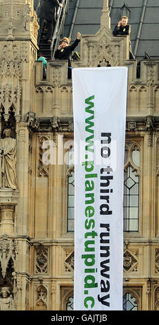 Demonstranten hängen Transparente vom Dach der Houses of Parliament, die gegen die Erweiterung des Flughafens Heathrow demonstrieren. Stockfoto