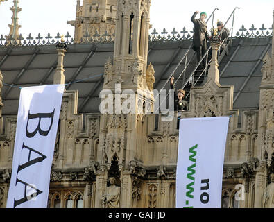 Demonstranten hängen Banner vom Dach des Parlaments, die gegen die Erweiterung des Flughafens Heathrow demonstrieren. Stockfoto