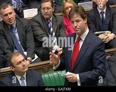 Liberaldemokraten-Führer Nick Clegg während der Fragen des Premierministers im Londoner Unterhaus. Stockfoto