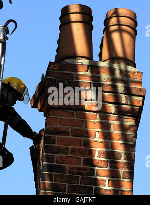 Feuermannschaften in Hull bekämpfen heute nach dem Erdbeben einen der zahlreichen eingestürzten Schornsteinstapel in der Stadt. Stockfoto