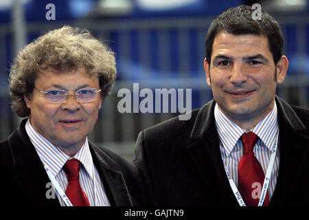 Rugby Union - RBS 6 Nations Championship 2008 - Frankreich gegen England - Stade de France. Frankreichs Assistenztrainer Jo Maso (l) und Cheftrainer Marc Lievremont an der Tribüne Stockfoto