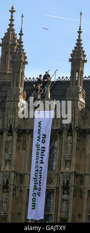 Demonstranten hängen Transparente vom Dach der Houses of Parliament, die gegen die Erweiterung des Flughafens Heathrow demonstrieren. Stockfoto