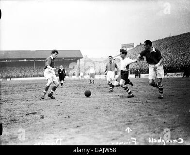 Tom Finney (c) von Preston North End verliert die Kontrolle über die Ball, als er versucht, zwischen Charlton Athletic Tom zu weben Dawson (l) und Jock Campbell (r) Stockfoto