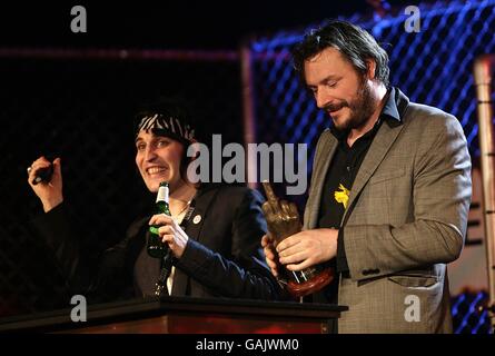 Julian Barratt und Noel Fielding (links) auf der Bühne mit dem Preis für die beste TV-Show für den Mighty Boosh während der Shockwaves NME Awards 2008 in der O2 Arena, Millennium Way, Greenwich, SE10. Stockfoto