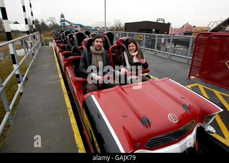 Jenny Harrold, 28, aus Folkestone schlägt ihrem Freund Patrick Hyde, 26, aus Cambridge, an der Spitze der Stealth-Achterbahn im Thorpe Park im Westen Londons vor. Stockfoto