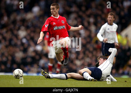 Darren Anderton von Tottenham Hotspur geht in den Kampf um Charlton Athletic Scott Parker Stockfoto