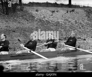 Oxford Crew, L bis R: G Milling, Christopher Davidge, N W Sanders (Bug) üben in Putney für das Bootsrennen. Stockfoto