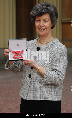 Joyce Smith im Buckingham Palace, nachdem sie ihren MBE von der Queen gesammelt hatte. Stockfoto