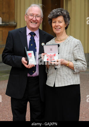 Joyce Smith im Buckingham Palace, nachdem sie ihren MBE von der Queen gesammelt hatte. Sie wurde von Ehemann Richard begleitet, der vor zwei Jahren einen MBE erhielt. Stockfoto